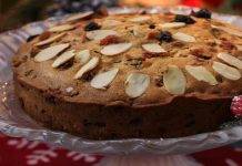 Torta con frutta e mandorle