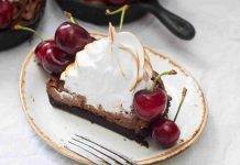 Crostata al cioccolato con meringa e ciliegie | Un dolce davvero buono Crostata al cioccolato con meringa e ciliegie