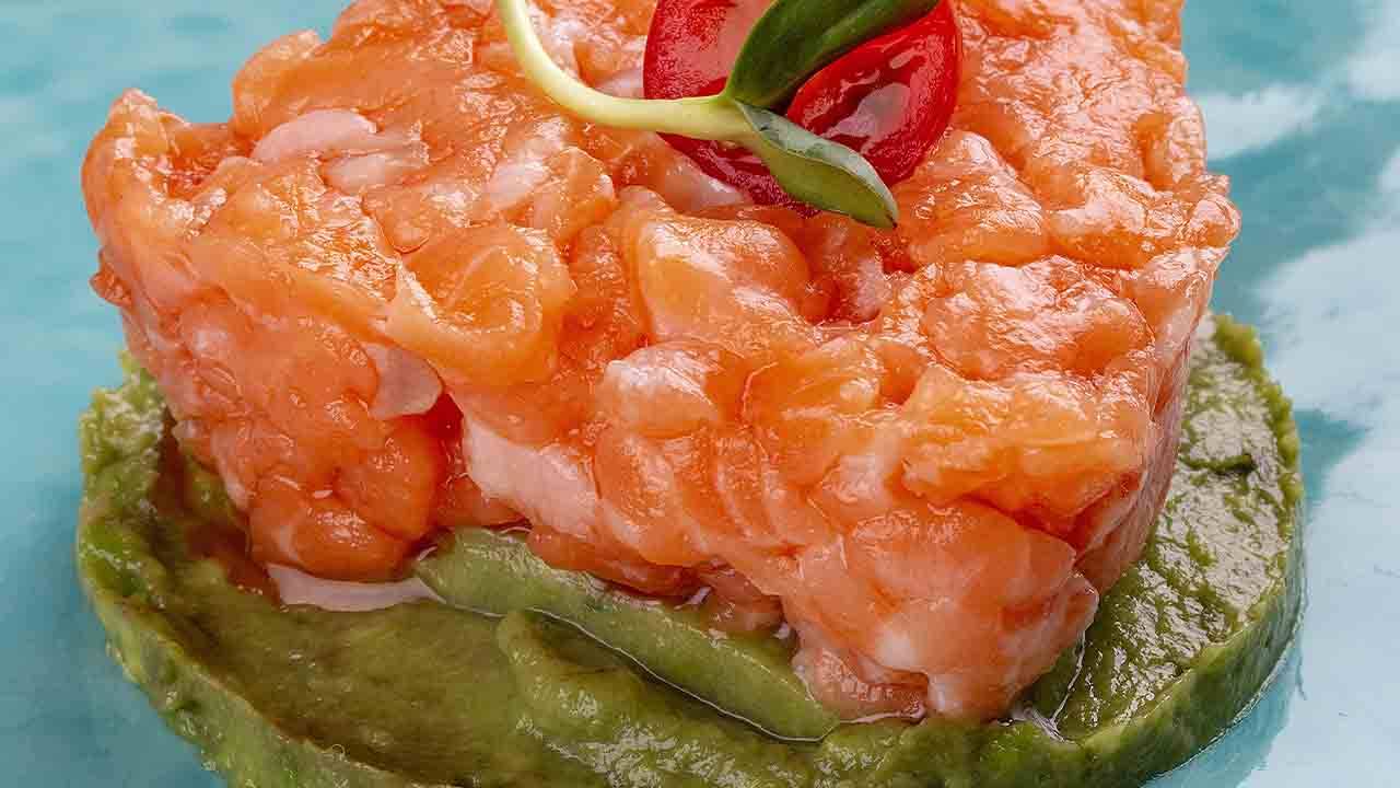 tartare al salmone con crema di avocado e mandorle