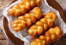 Brioche tressee | Il pane dolce intrecciato buonissimo per ogni occasione Brioche tressee FOTO ricettasprint