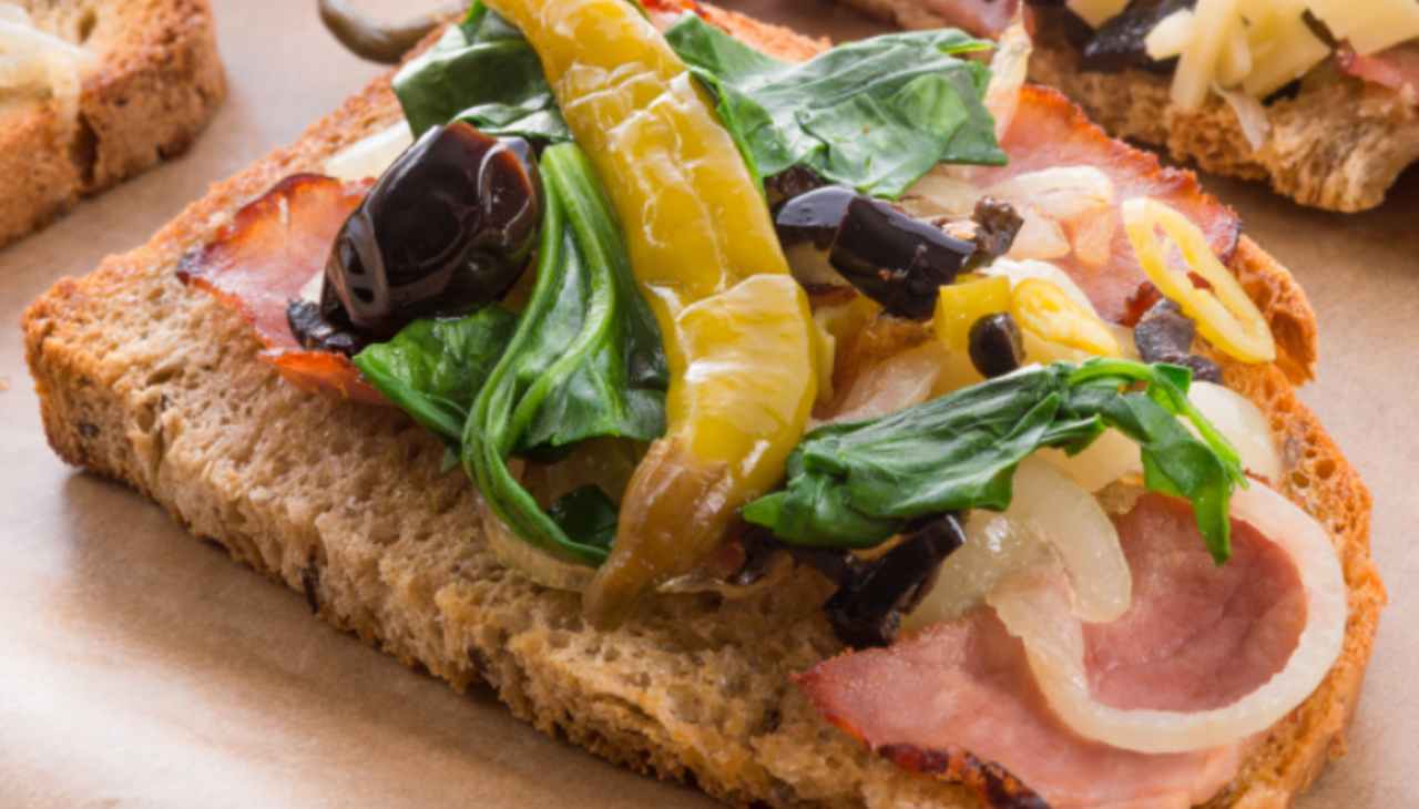 Bruschette integrali con prosciutto cotto e basilico - ricettasprint