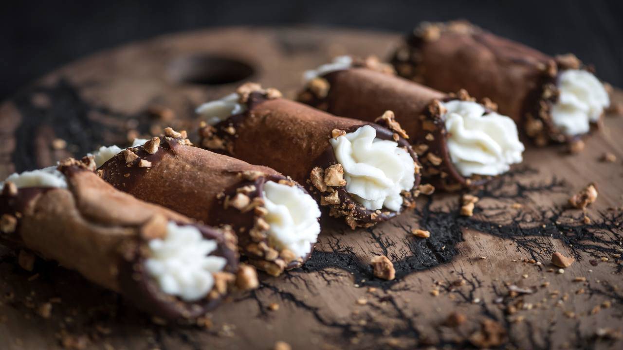 Cannoli di pasta frolla con crema