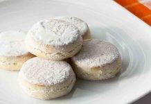 Cassate al forno ripiene con gocce di cioccolato | dessert morbido e goloso Cassate al forno ripiene