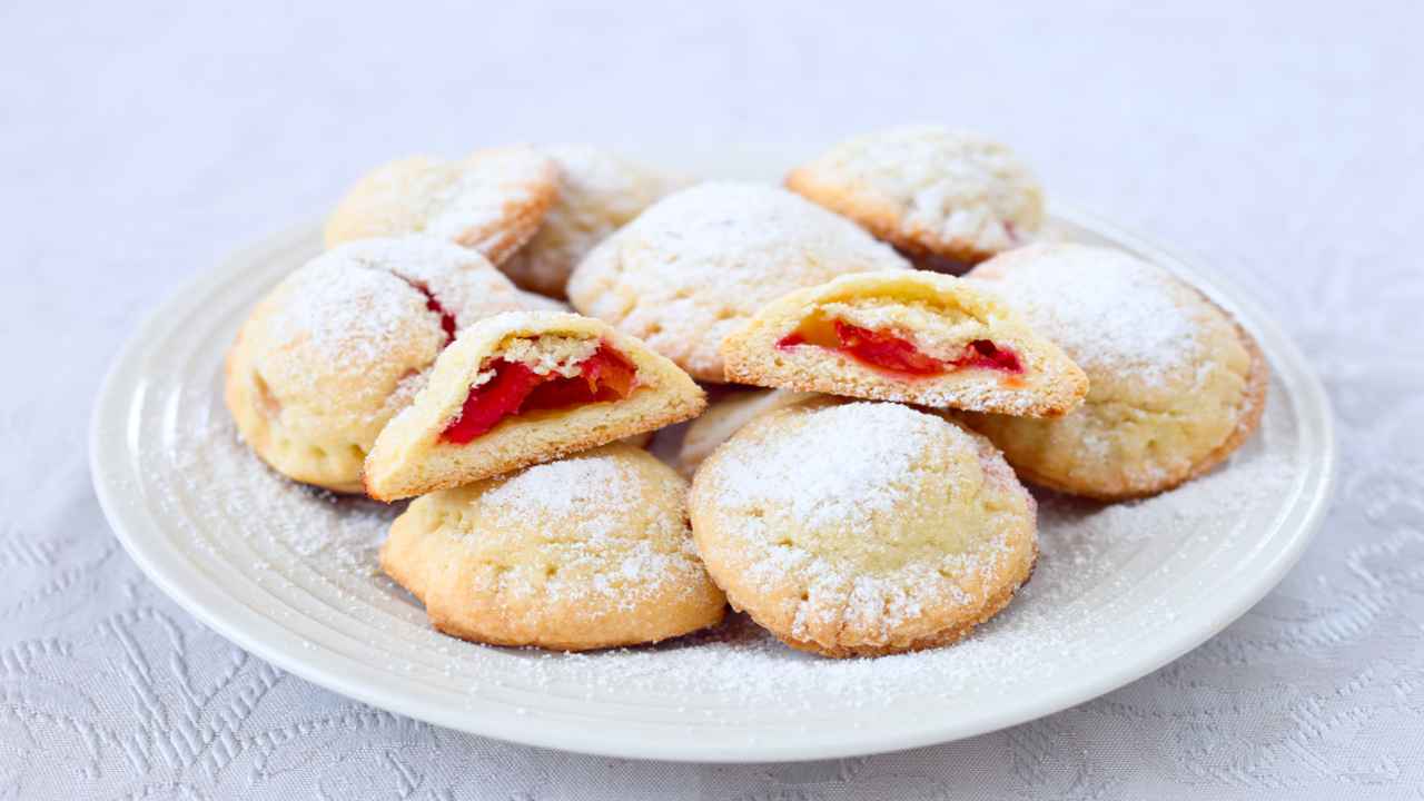 Cassatelle di frolla alle ciliegie