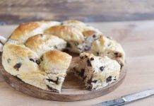 Ciambella intrecciata con gocce di cioccolato
