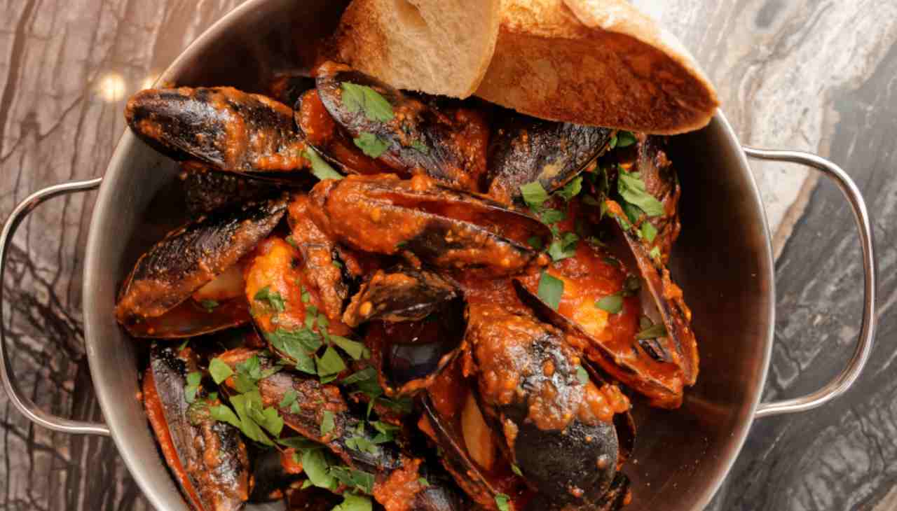 Cozze al pomodoro piccante | Ricetta per un secondo gustoso e saporito