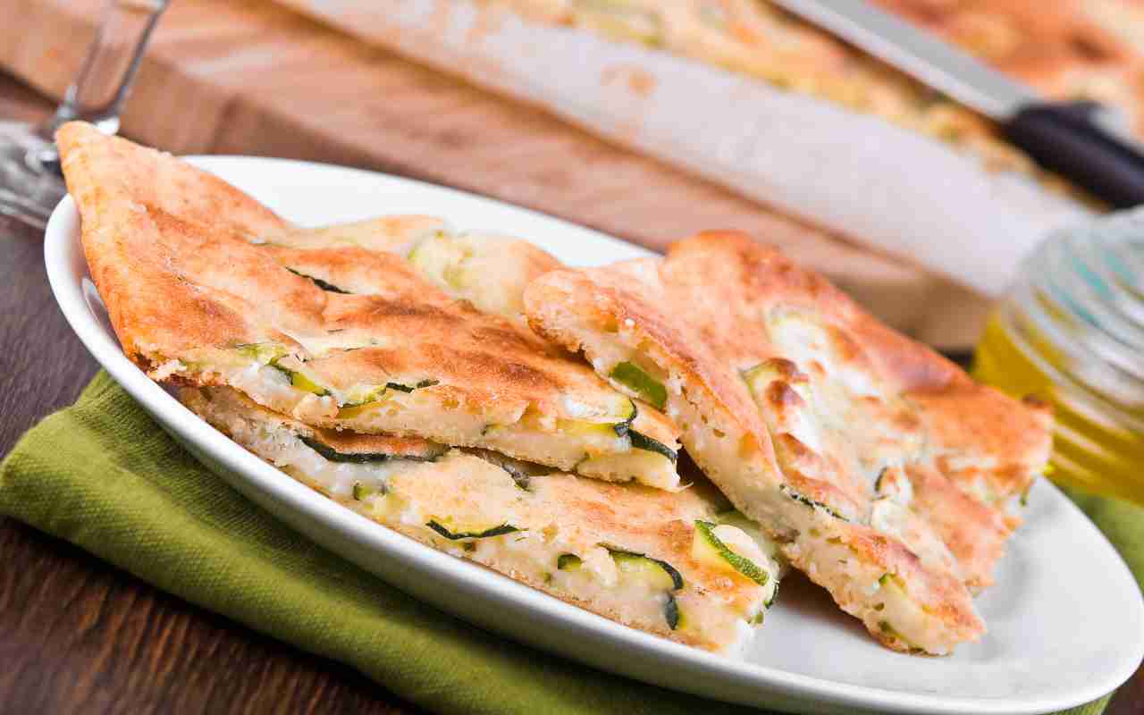 Focaccia allo stracchino ripiena di zucchine e speck FOTO ricettasprint