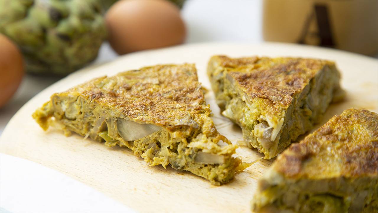 Frittata di carciofi con cipolle e patate fritte