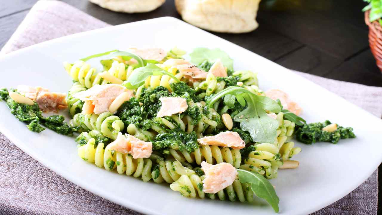 Fusilli al pesto di basilico con salmone