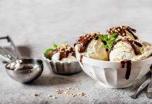 Gelato Mou con salsa al cioccolato