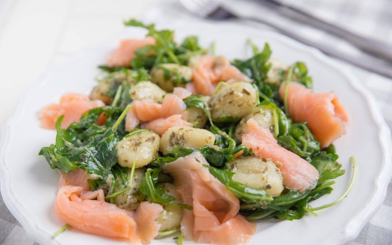 Gnocchi al pesto di rucola salmone e pinoli FOTO ricettasprint