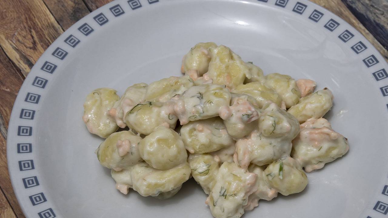 Gnocchi di patate con salmone affumicato e crema di parmigiano