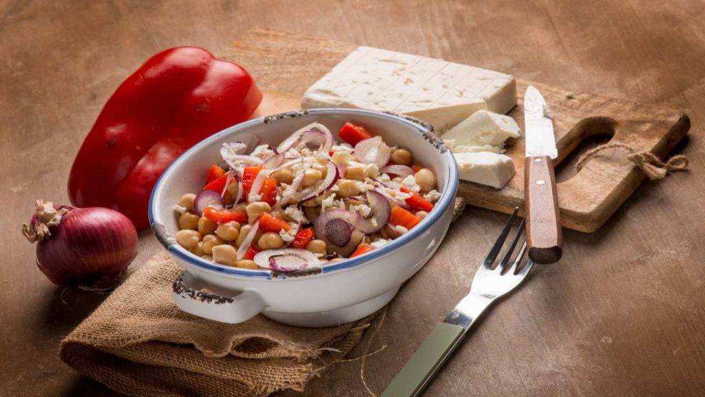 Insalata di ceci e feta con cipolla | fresca e semplice da preparare