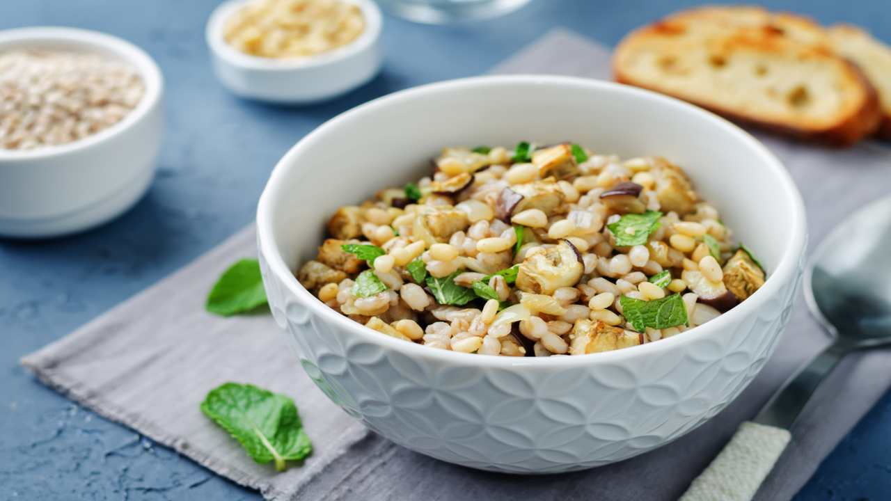 Insalata di orzo con melanzane