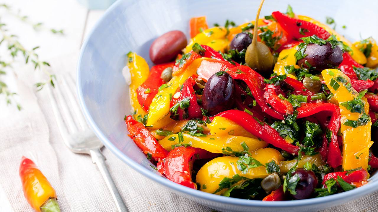 Insalata di peperoni alle olive, non una semplice insalata