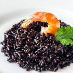 Insalata di riso nero al pesto nero - ricetta sprint