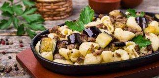 Pasta con trito di olive melanzane e cipolla FOTO ricettasprint