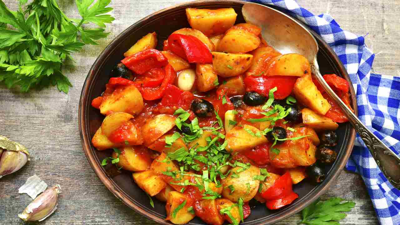 Patate con peperoni e olive