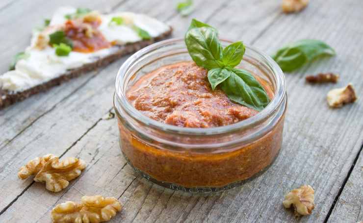 Pesto con pomodori e formaggio