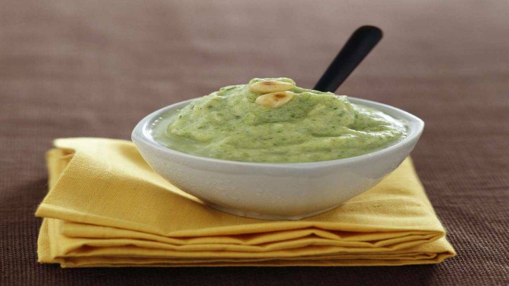Pesto di pistacchi e zucchine un condimento per pasta e bruschette