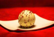 Praline al cioccolato ripiene | Ricetta di riciclo gustosa e ghiotta Praline al cioccolato ripiene - ricettasprint