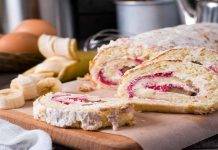 Rotolo di pasta frolla con marmellata e banane | un dessert gustoso Rotolo di pasta frolla farcito