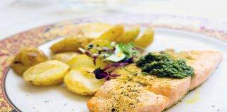 Salmone con patate in padella