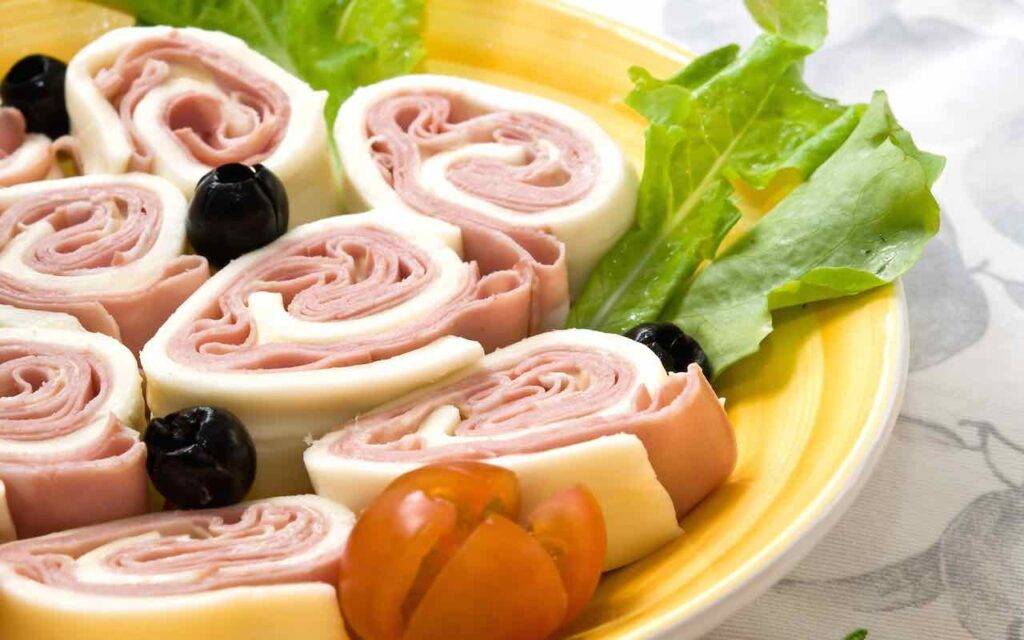 Girelle di mozzarella con prosciutto cotto un fresco aperitivo