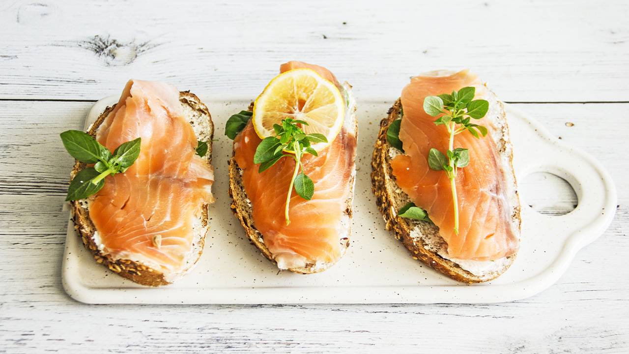 Bruschette di salmone e crema di stracchino con erba cipollina