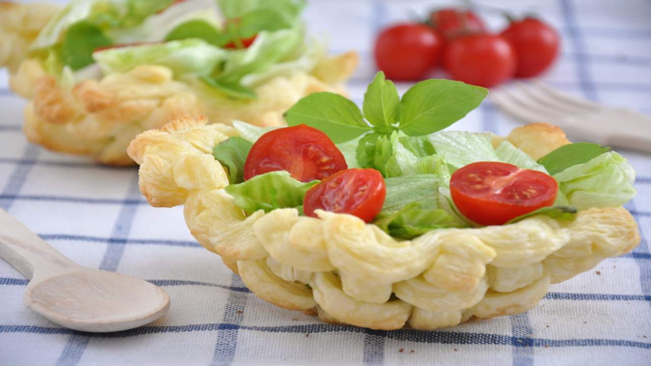 Cestini di pasta sfoglia con pomodori