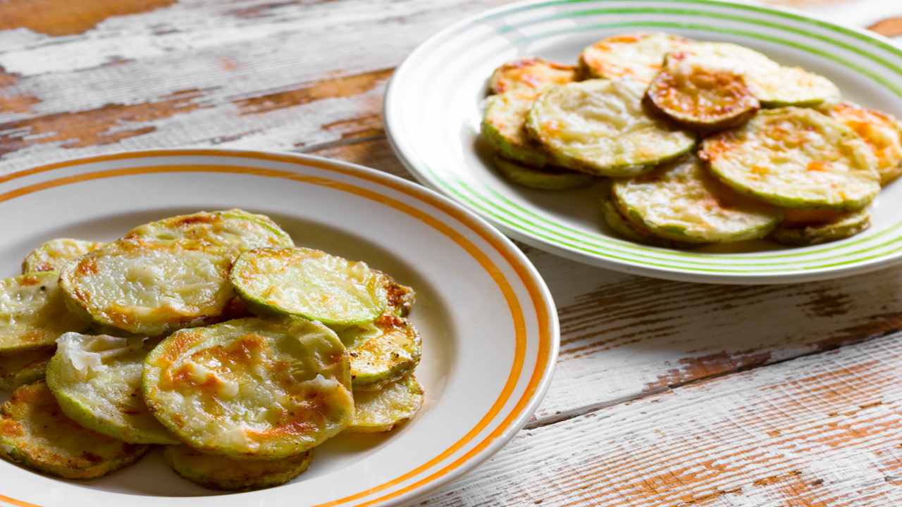 Chips di zucchine e paprika al forno