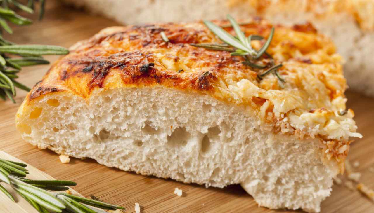 Focaccia alta al rosmarino e pepe - ricetta sprint