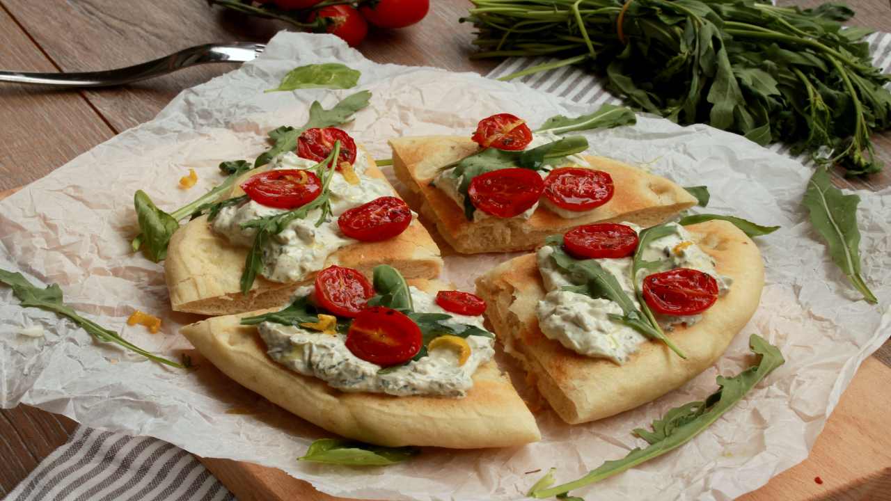 Focaccia con robiola e rucola