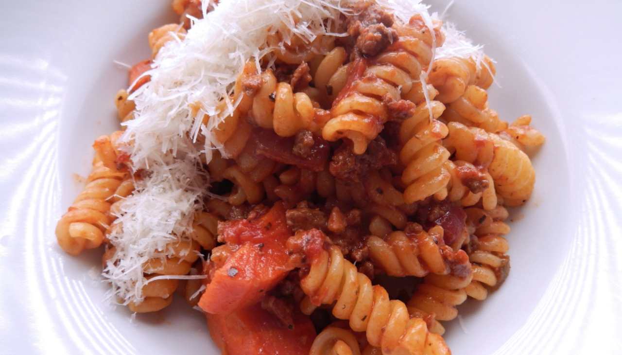 Fusilli al pomodoro con guanciale - ricetta sprint