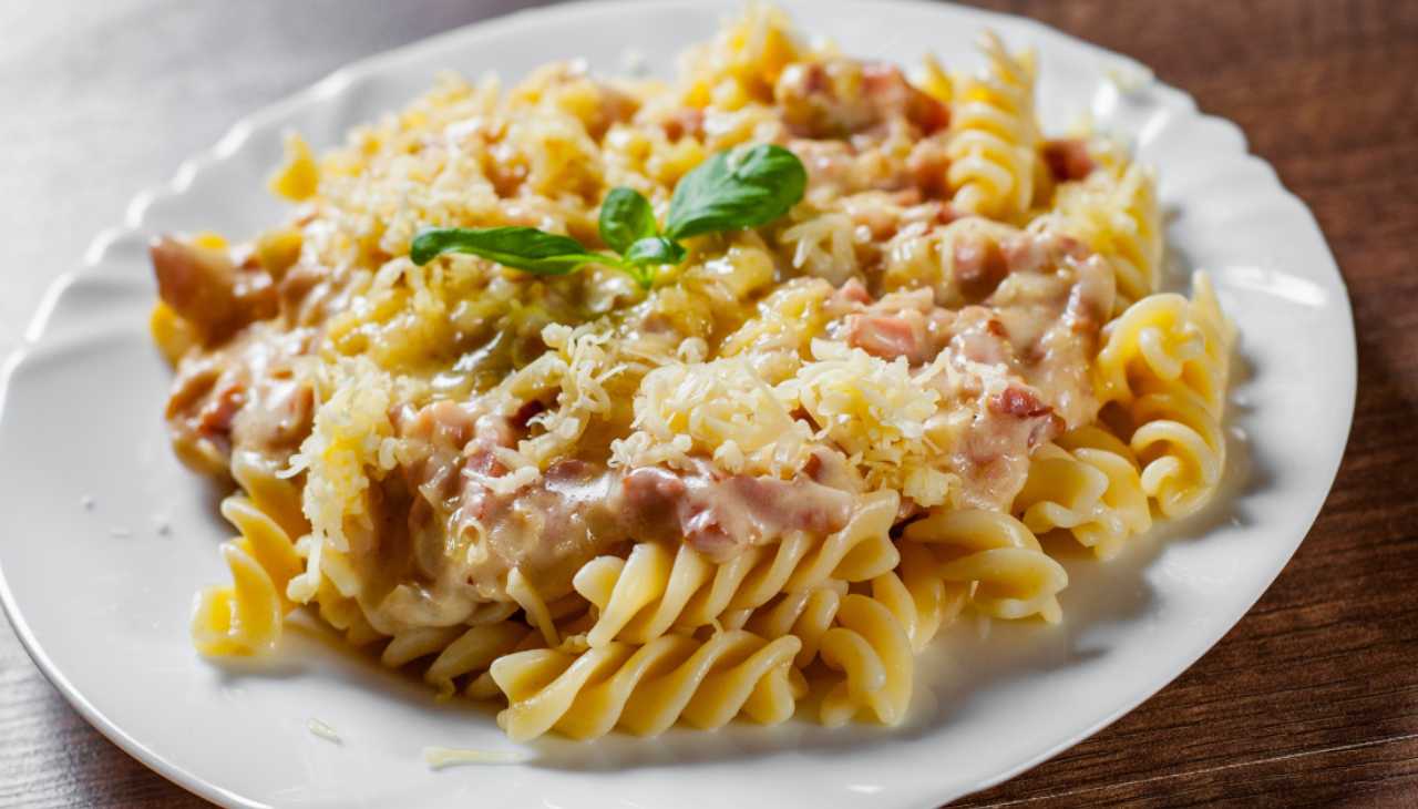 Fusilli in salsa rosa con guanciale - ricetta sprint