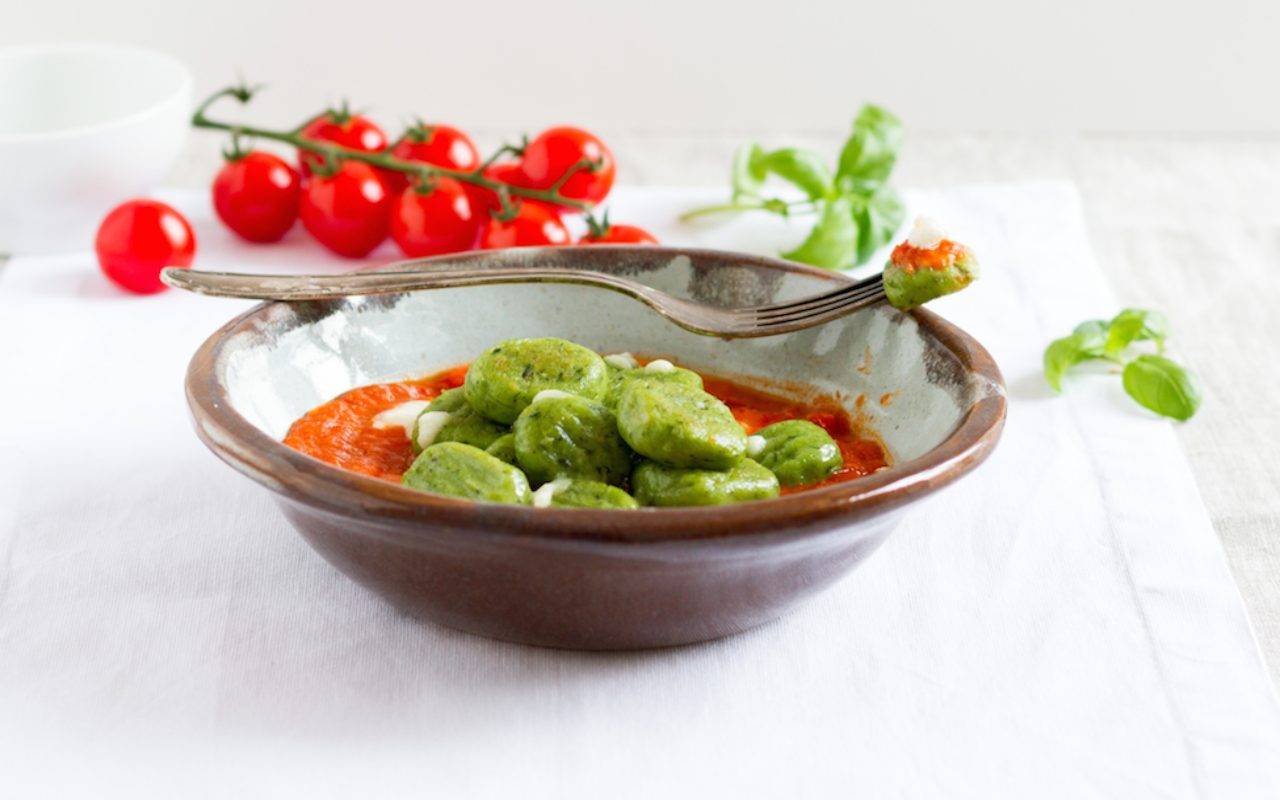 Gnocchi verdi al sugo | Primo piatto colorato e semplice
