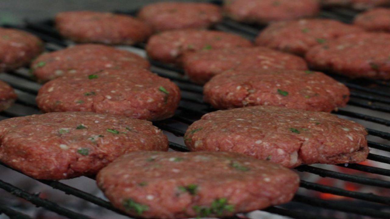 Hamburger di carne con cipolle