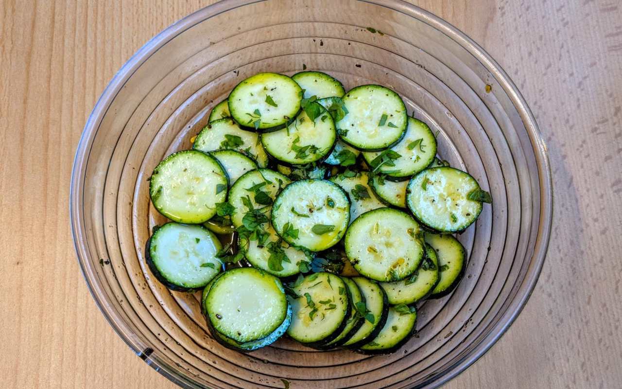 Insalata con zucchine e maggiorana FOTO ricettasprint (1)