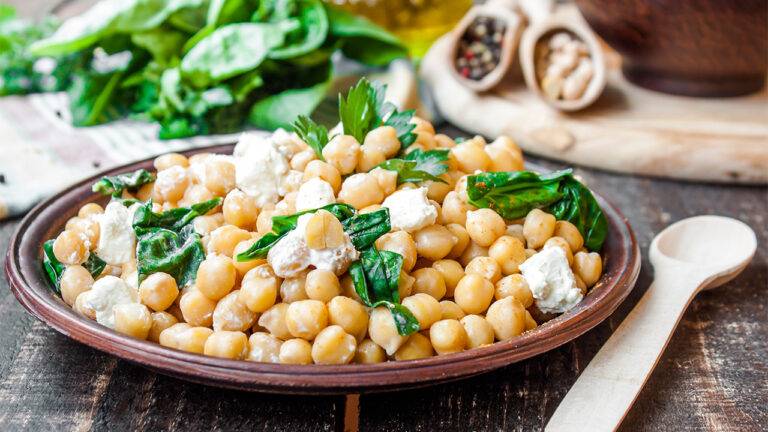 Insalata di ceci con feta e spinaci, un piatto freddo per le calde estati