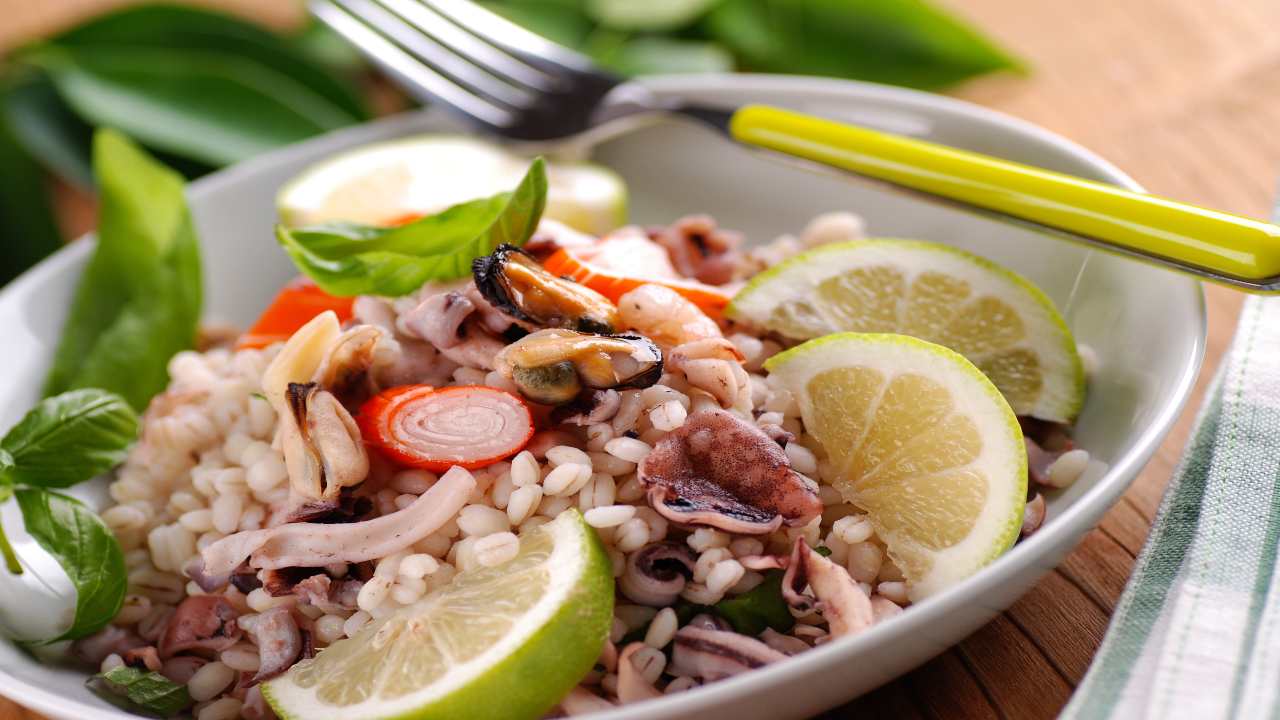 Insalata di orzo ai frutti di mare