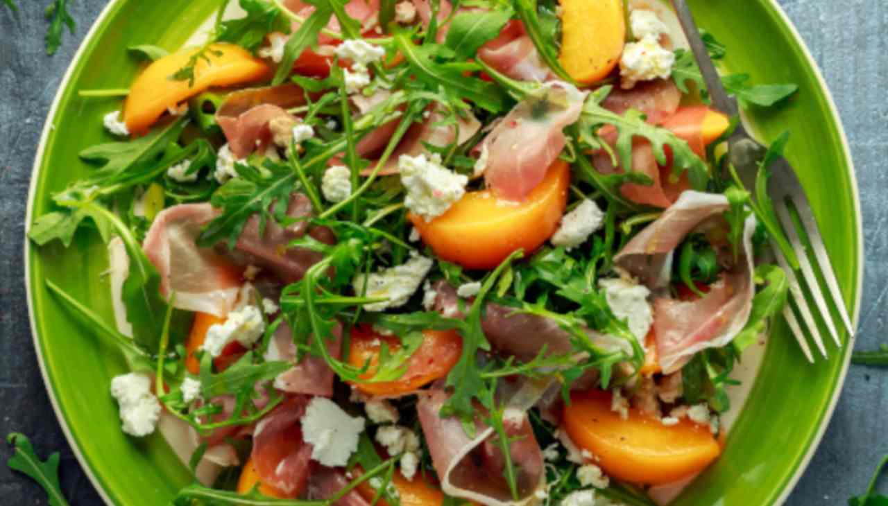 Insalata di rucola pesche e prosciutto - ricettasprint