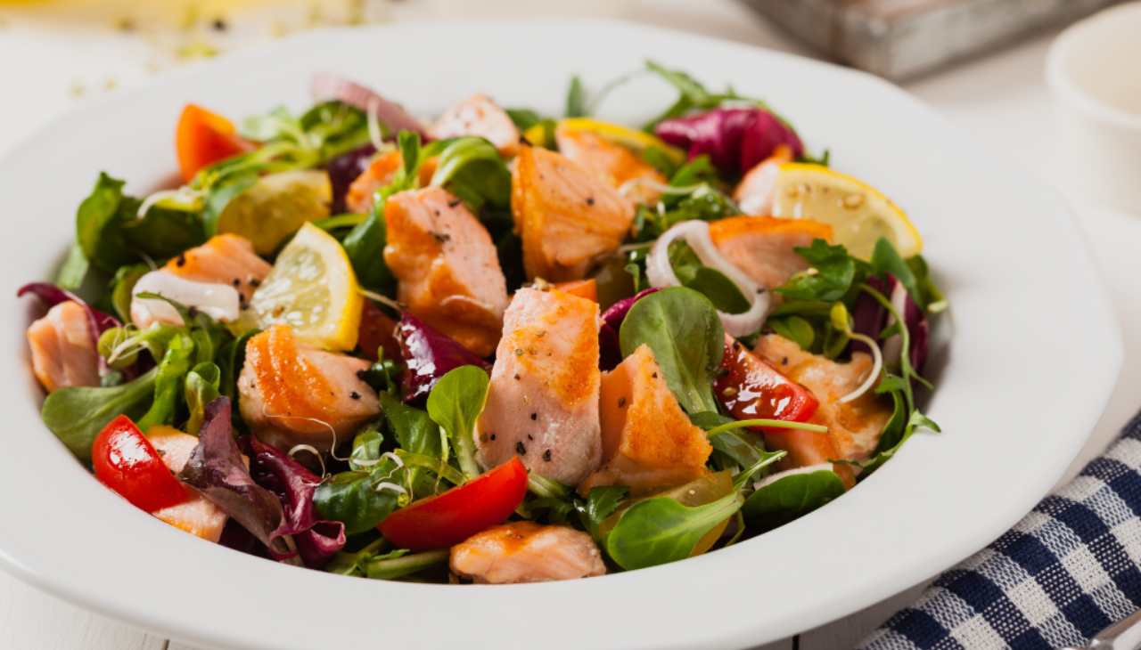 Insalata di salmone affumicato e verdure - ricettasprint