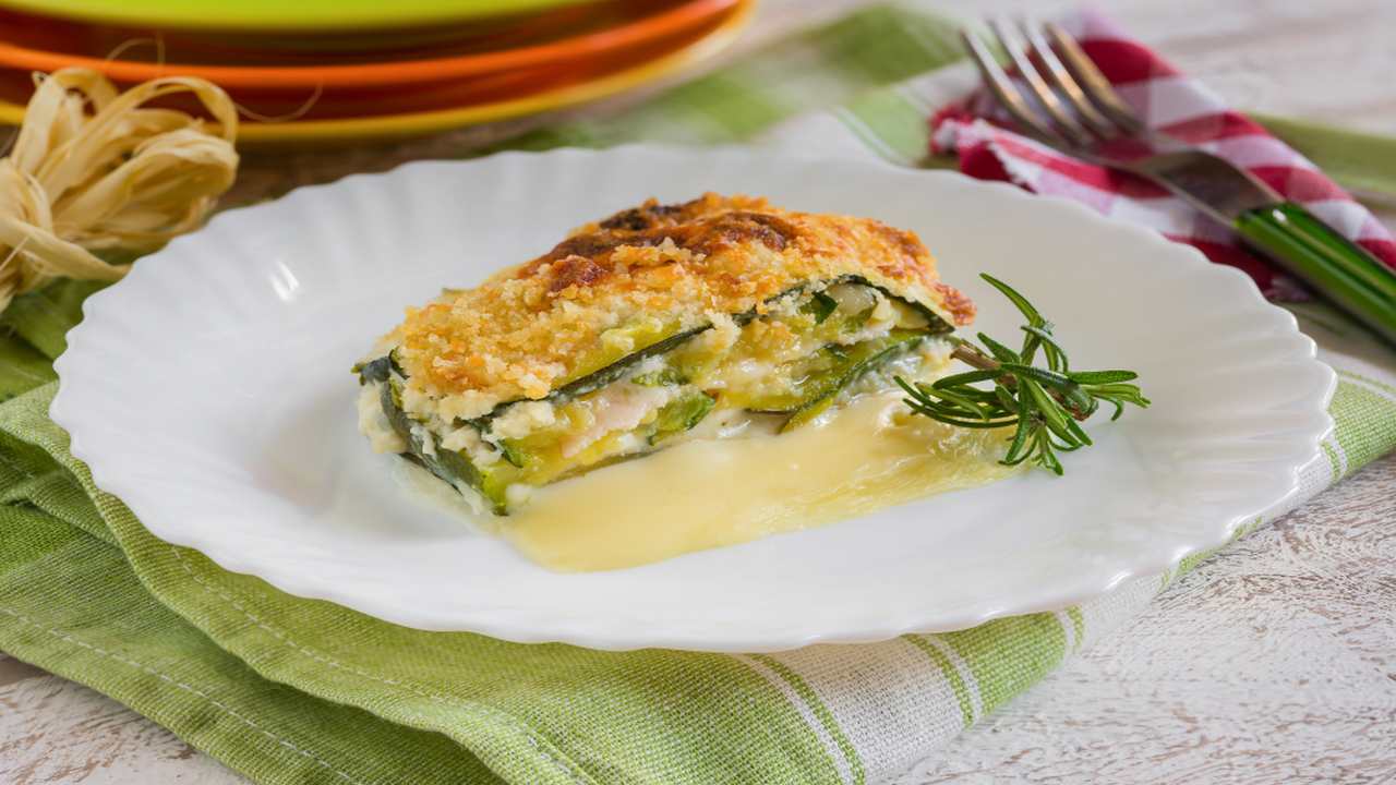 Parmigiana con zucchine e fiori di zucca