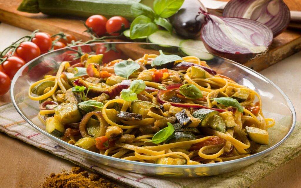 Pasta con zucchine e melanzane trifolate Piatto con verdure di stagione