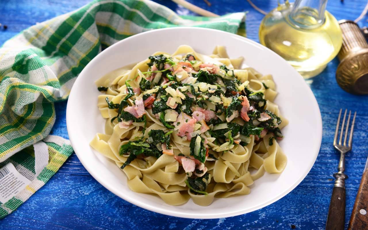 Pasta cremosa pancetta e spinaci FOTO ricettasprint