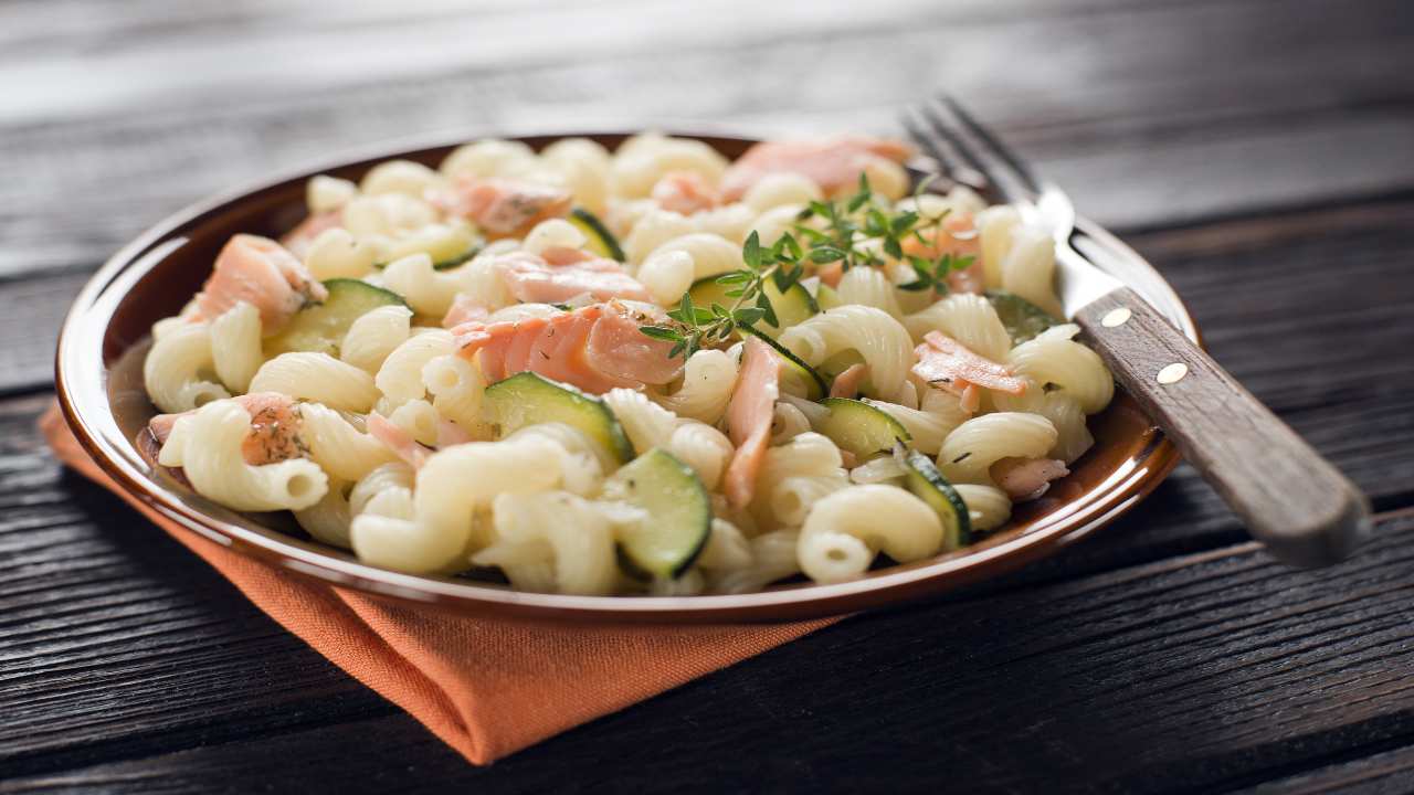 Pasta fredda con zucchine e salmone