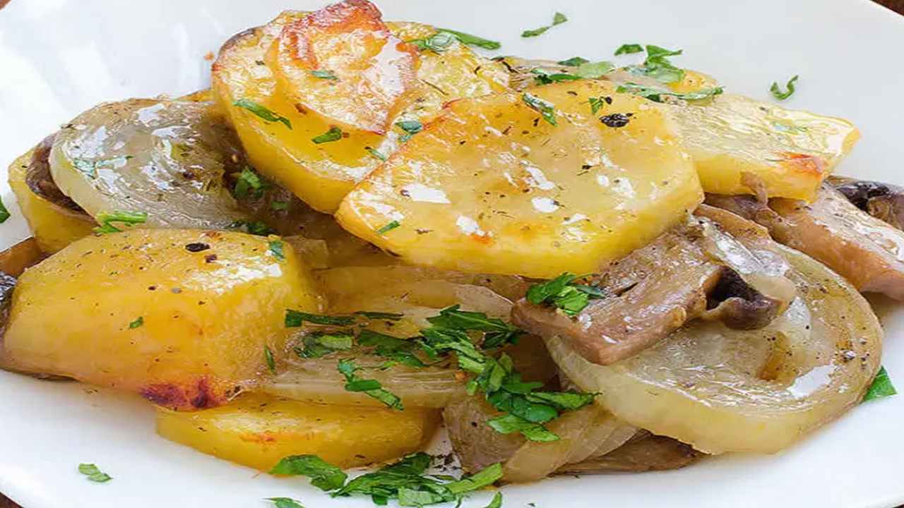 Patate mpacchiuse con funghi e cipolle