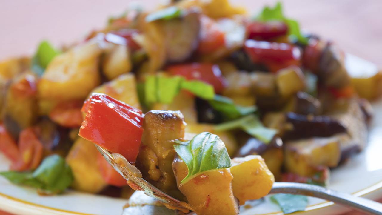 Peperonata siciliana con patate e melanzane fritte