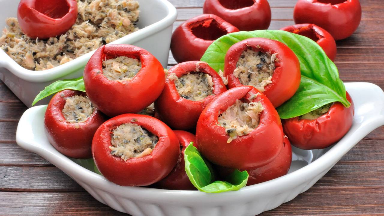 Peperoncini piccanti ripieni di tonno e alici