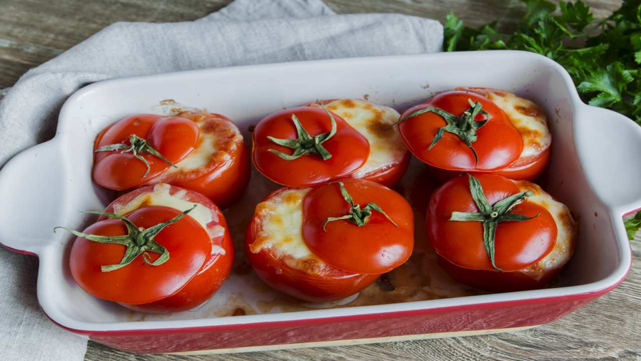 Pomodori vegetariani con olive e formaggio